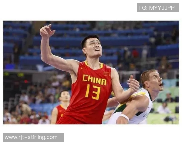 姚明在赛场上演扣篮绝技引发全场欢呼的精彩瞬间